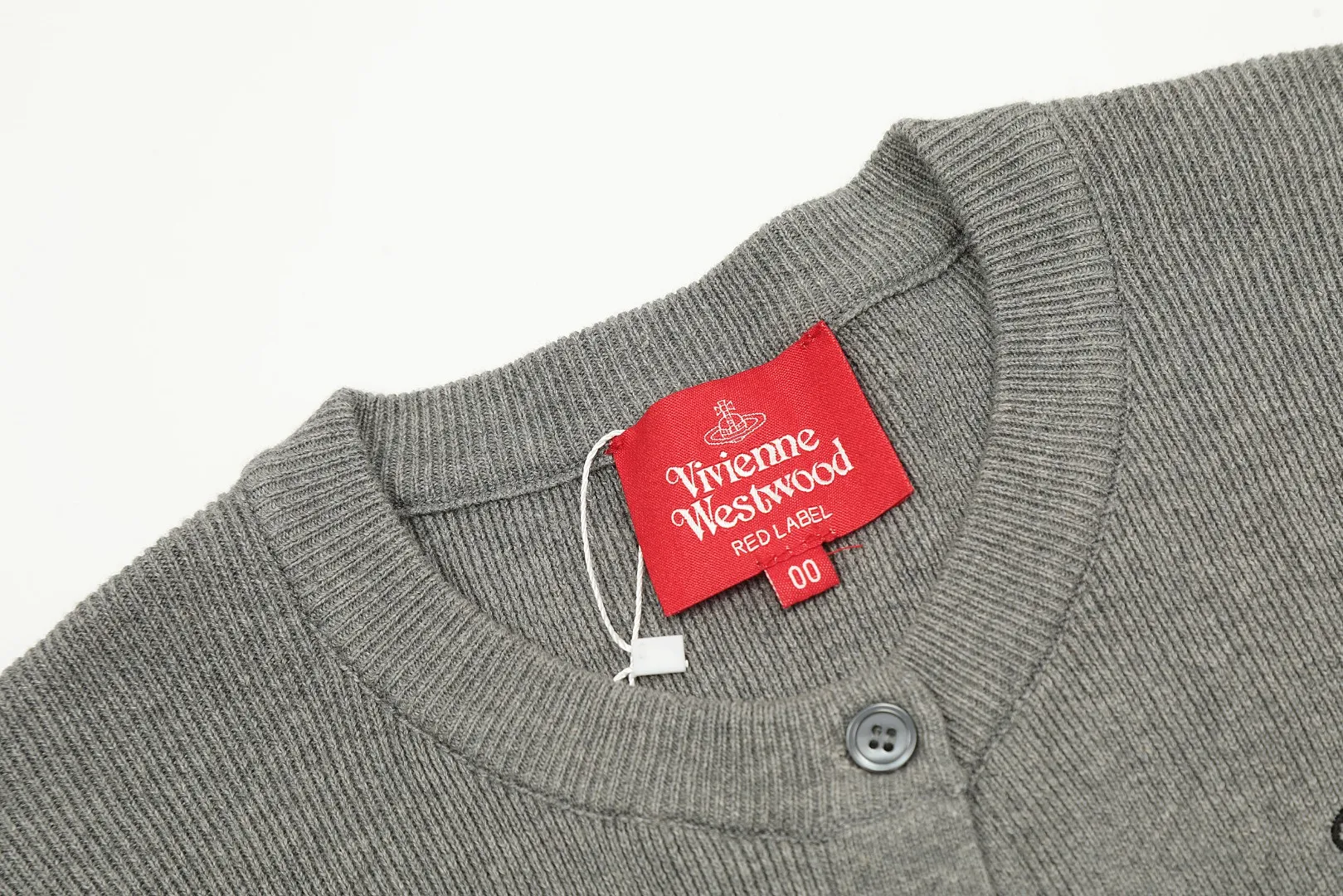 vivienne west wood Vivienne contrasting high-end Korean-style cardigan knitted sweater wool 2024 autumn latest style 🧩 15% merino cotton wool 85% wool blend 🧩Correct Italian 🇮🇹100% wool washed wheat logo Size: S -M- L Color: blue pink black gray